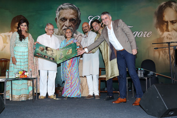 (L - R) Shreya Ghoshal, Gulzar, Jaya Bachchan, Shantanu Moitra, Shaan and Vikram Mehra, MD, Saregama India Ltd. unveiling the new music album 'Gulzar in conversation with Tagore'