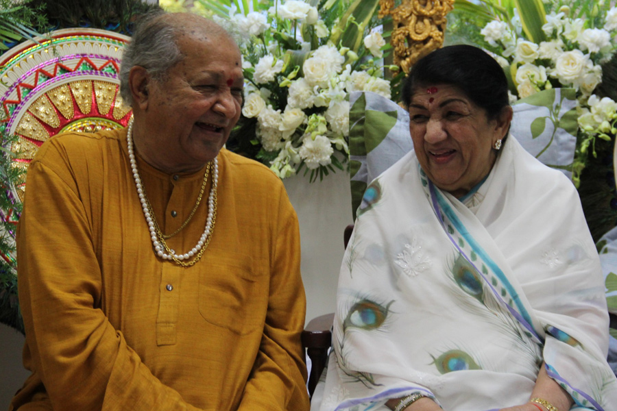 Bharat Ratna Smt Lata Mangeshkar and Padma Vibhushan Pandit Hariprasad Chaurasia-2