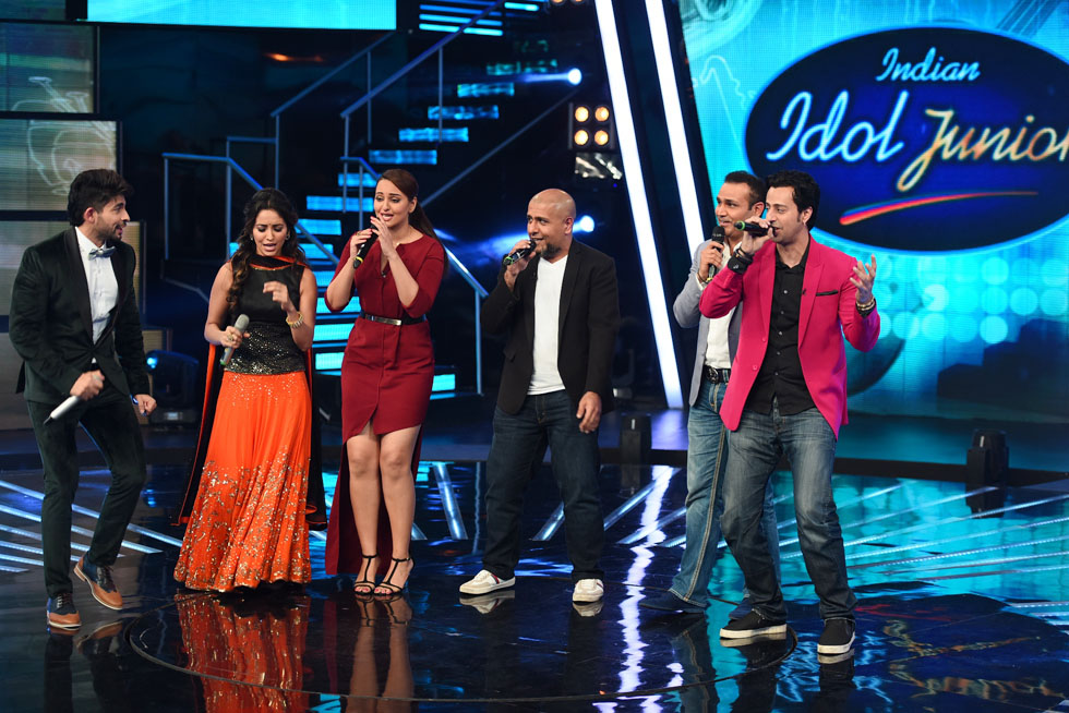  Virendra Sehwag and the judges singing on the set of Indian Idol Junior