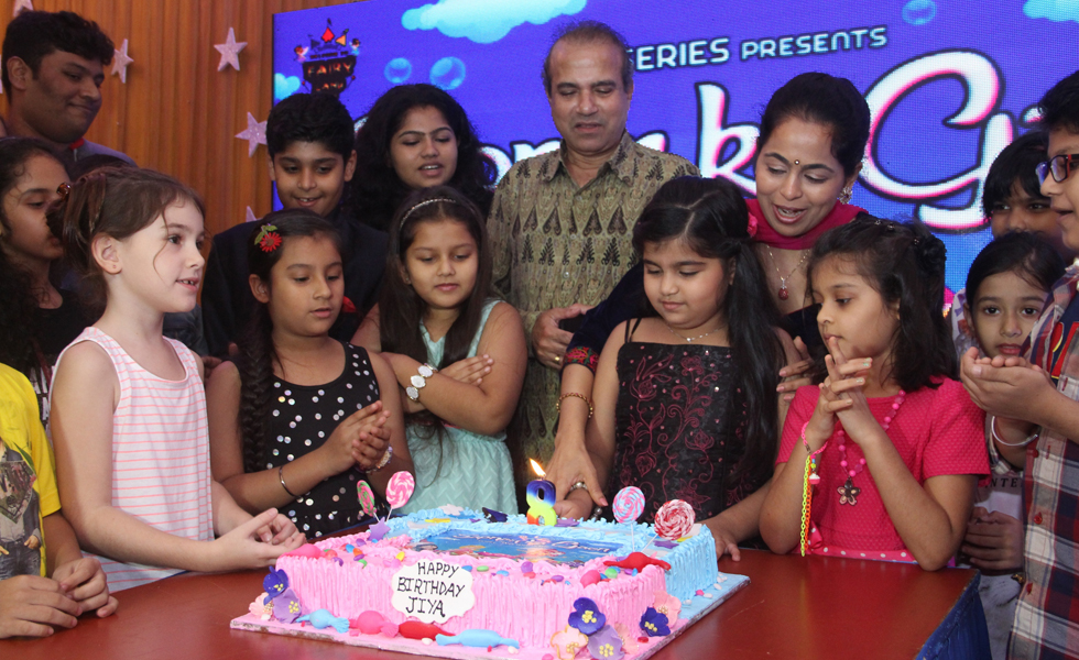  Jiya cuts the cake with family & friends