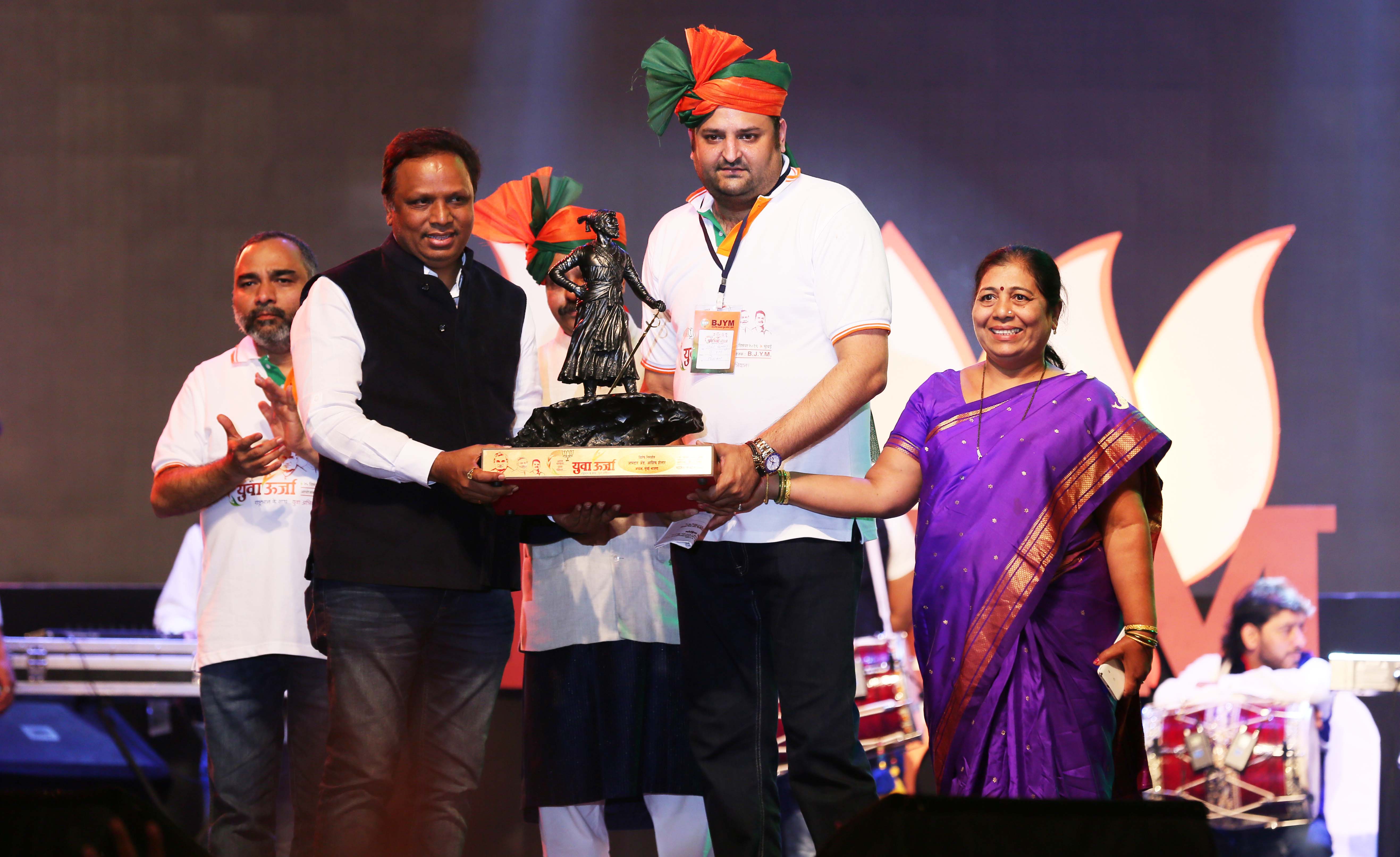  Ashish Shelar getting felicitated by Mohit Kamboj (Mumbai President, B.J.Y.M.) at 'YUVA URJA