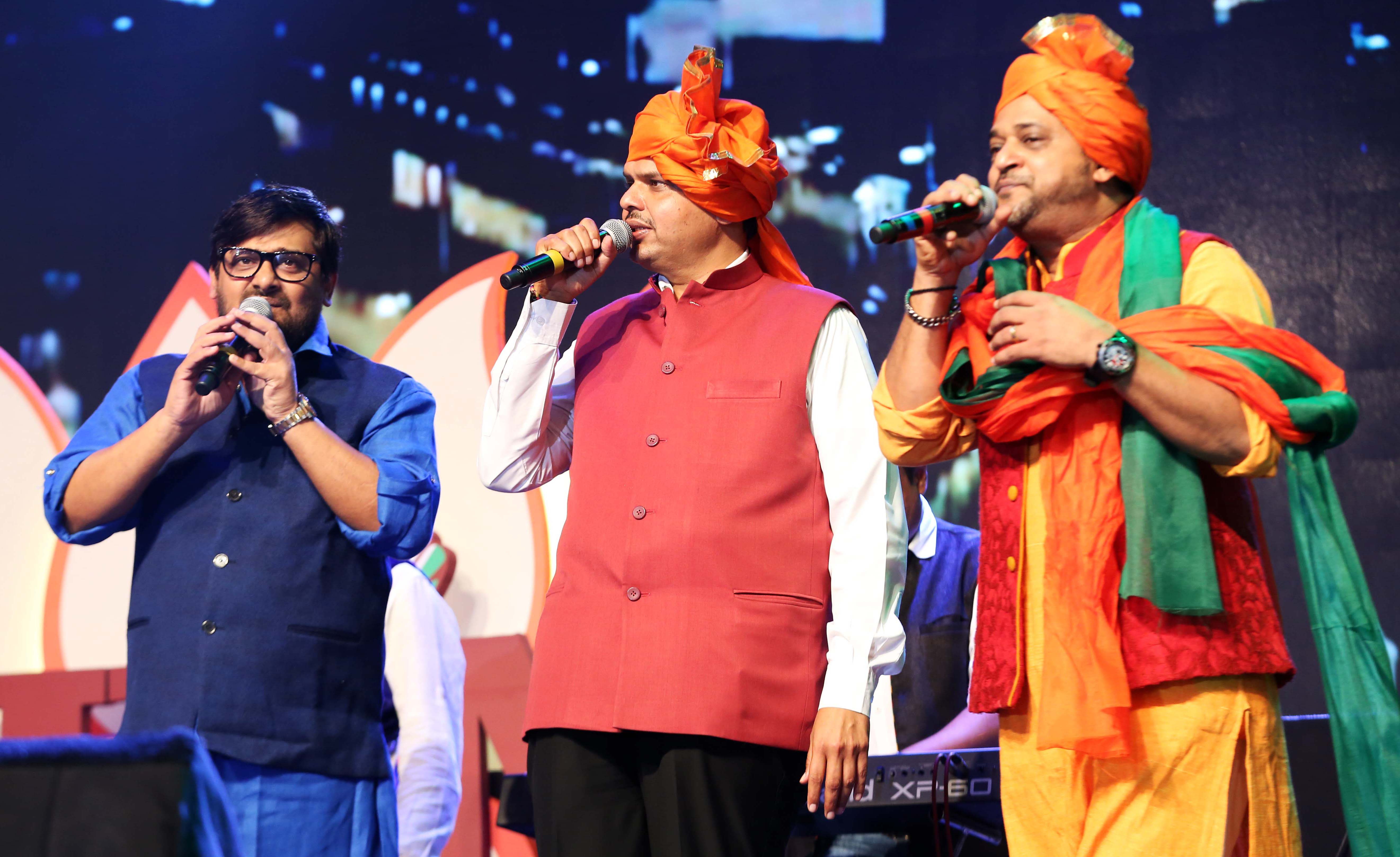  CM. Devendra Fadnavis singing with Wajid & Sajid Khan at 'YUVA URJA' organised by Mohit Kamboj (Mumbai President, B.J.Y.M.)