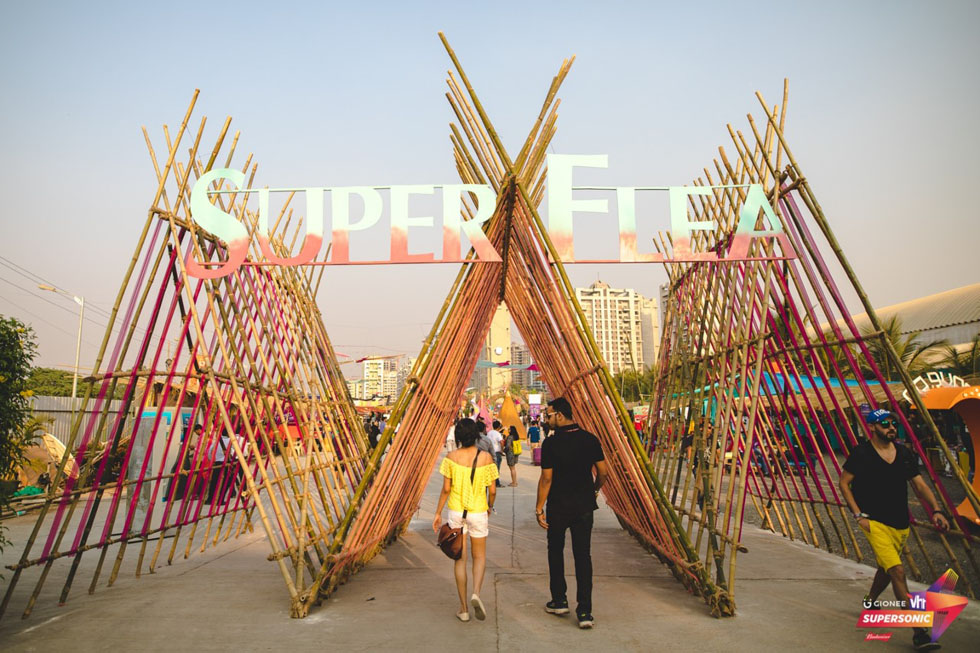  Couple checks out the Super Flea on weekend before Valentines Day at Vh1 Supersonic