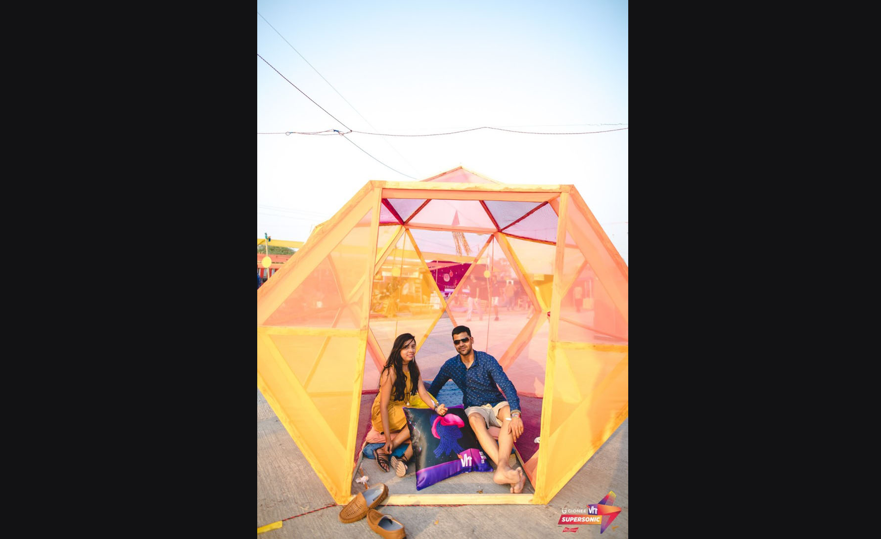 Couple enjoys shade at Super Flea tepee on weekend before Valentines Day at Vh1 Supersonic