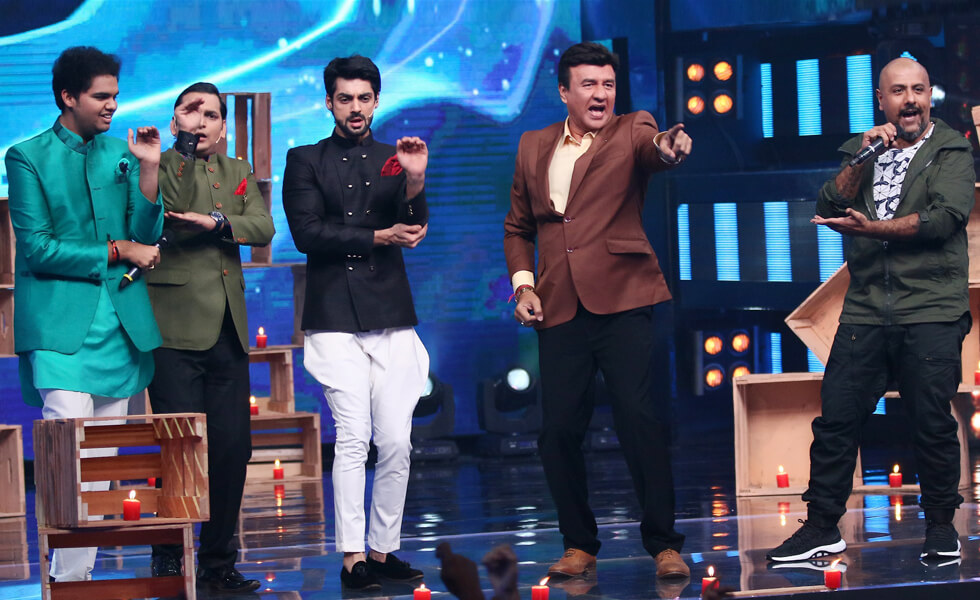 Anu Malik dances to Vishal Dadlani's tunes on Indian Idol 9