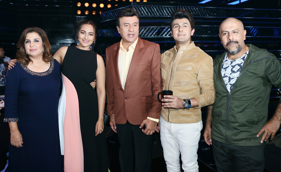  Sonakshi Sinha & Vishal Dadlani with the judges on Indian Idol 9