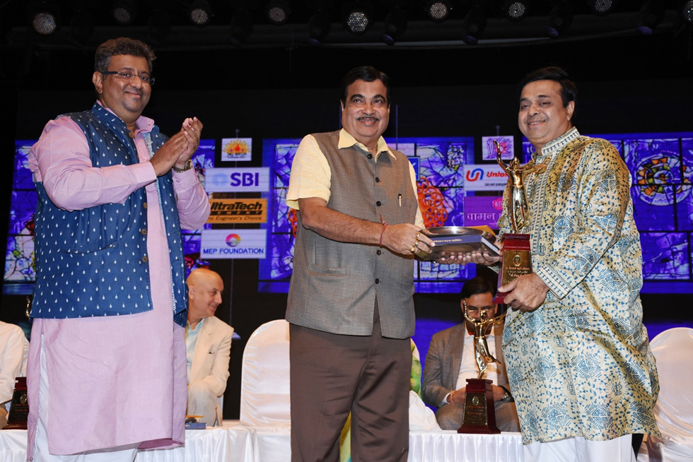 Adinath Mangeshkar, Nitin Gadkari - Hon'ble Minister of Road Transport & Highways and Shekhar Sen as Shekhar Sen receives Deenanath Mangeshkar Smruti Pratishthan Award