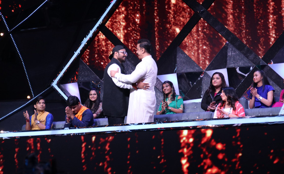  Contestant-Biswajit-Mahapatra-and-Kamal-Haasan-share-an-emotional-moment