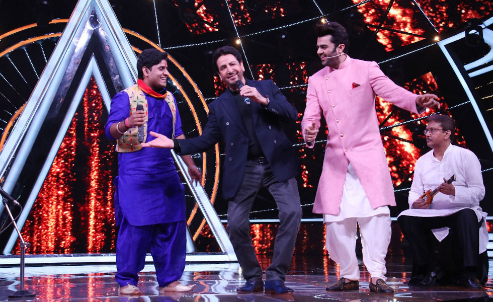 Contestant Nitin Kumar, Gurdas Maan and Maniesh Paul