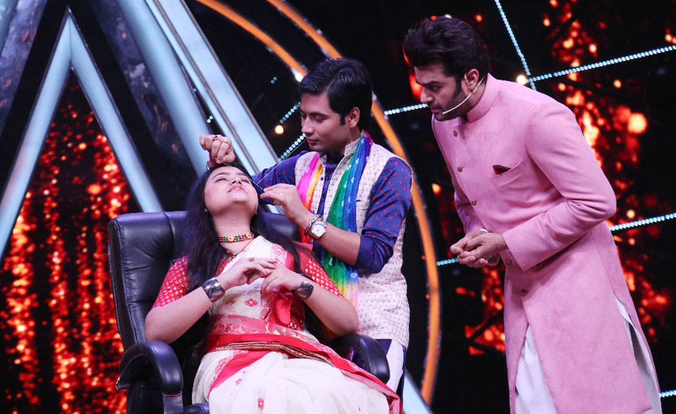  Contestant Saumya Chakravorty showing off his skills on contestant Indira Das as Maniesh Paul