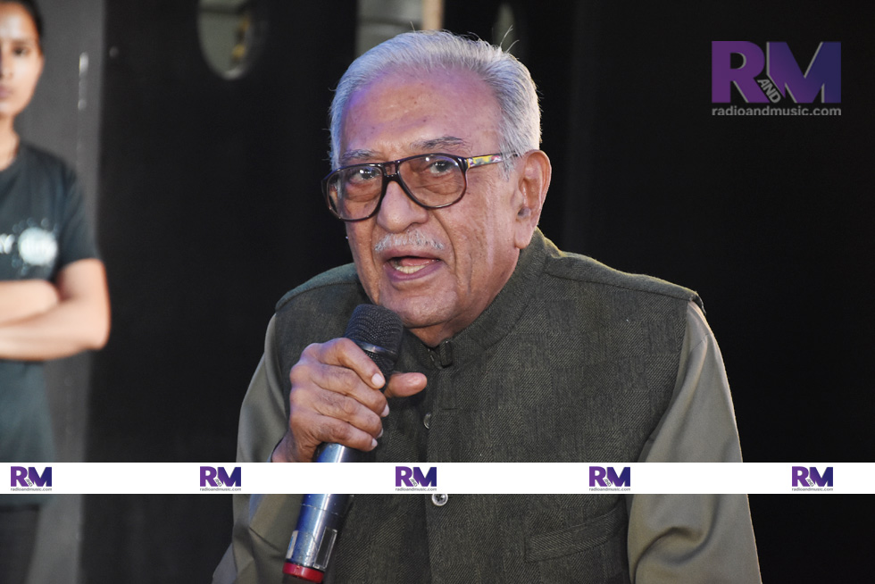 Legendary radio announcer Ameen Sayani speaks at the event