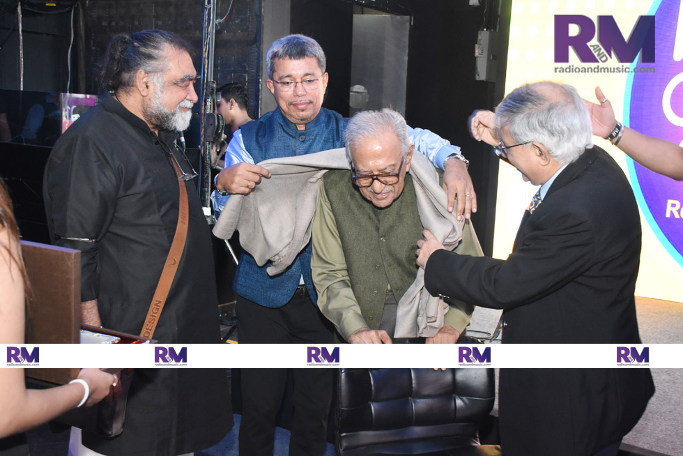 Ameen Sayani felicitated by Anil Wanvari, Prahlad Kakkar and Sam Balsara