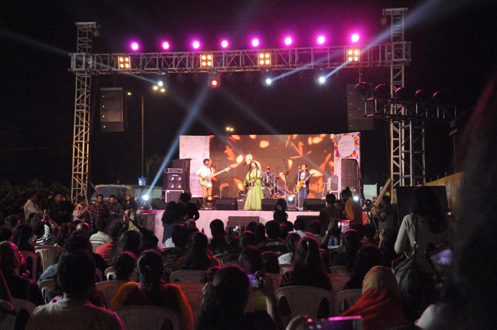 Shibani kashyap performing on stage