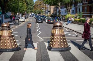 Hit TV series æDoctor WhoÆ rocks out at The BeatlesÆ Abbey Road crossing