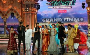  Anil Kapoor (Jai Singh Rathod) dancing with Kirron Kher, Karan Johar and Malaika Arora on India's Got Talent Grand Finale