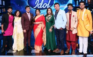 Vidya Balan with the Judges & COntestants of Indian Idol 9
